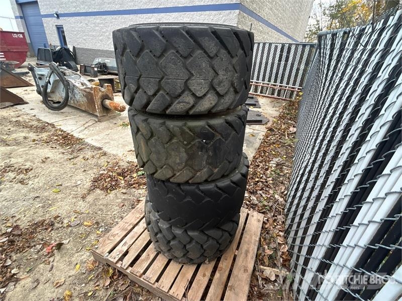 Quantity of (4) 33x15.50-16.5 Tires 轮胎、车轮、轮圈