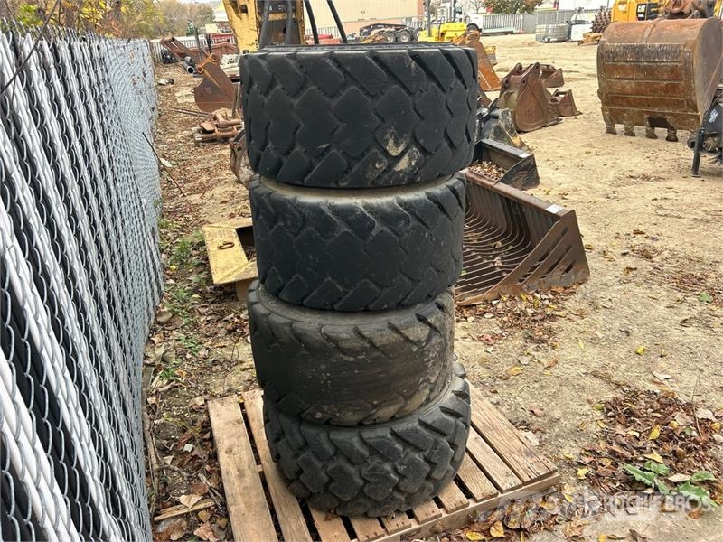 Quantity of (4) 33x15.50-16.5 Tires 轮胎、车轮、轮圈