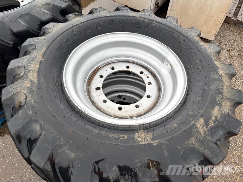  Quantity of (4) G-2 Tires الإطارات والعجلات والحافات