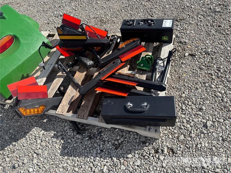 Quantity of (4) Pallets of John Deere X9 Parts Další