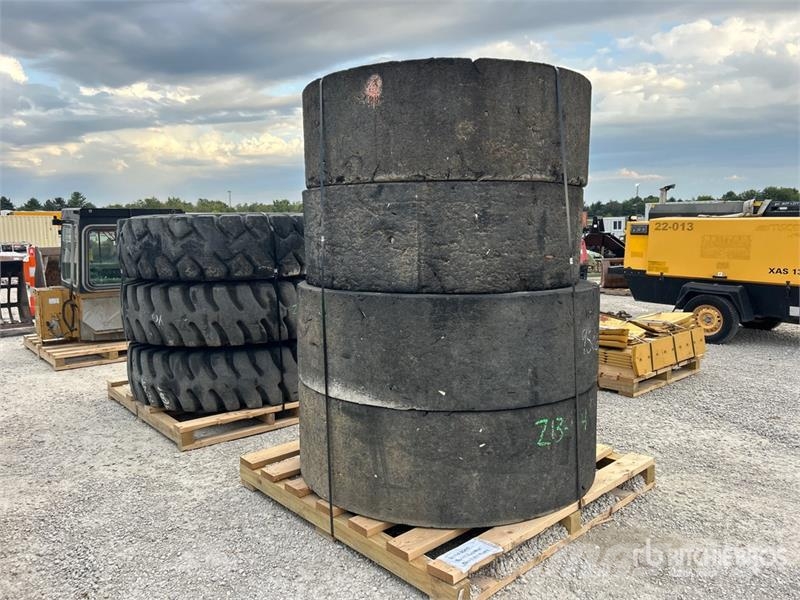 Quantity of (4) Solid Rubber Tires Gume, točkovi i felne