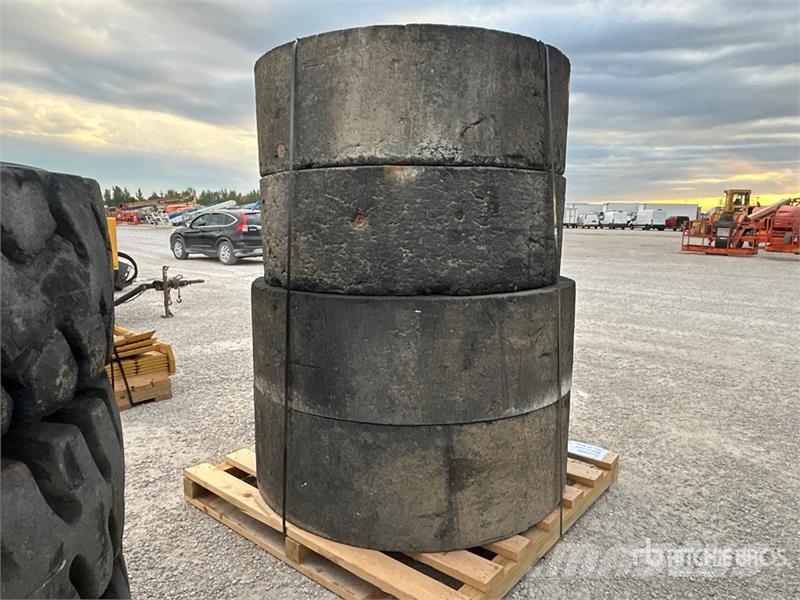 Quantity of (4) Solid Rubber Tires Gume, točkovi i felne