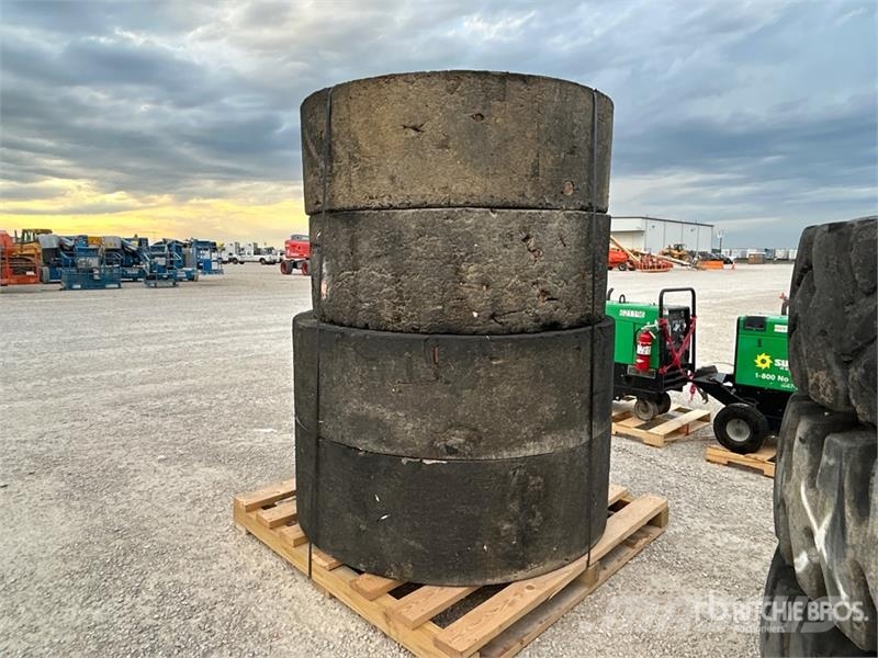 Quantity of (4) Solid Rubber Tires Gume, točkovi i felne