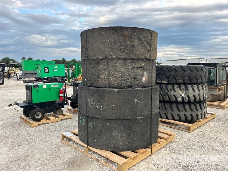 Quantity of (4) Solid Rubber Tires Gume, točkovi i felne