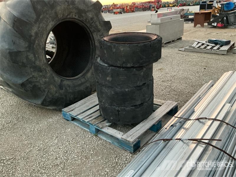 Quantity of (4) Tires Gume, točkovi i felne