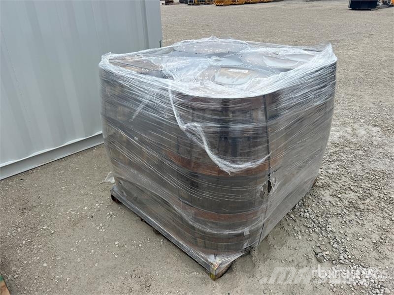  Quantity of (4) Whiskey Barrels Outros componentes