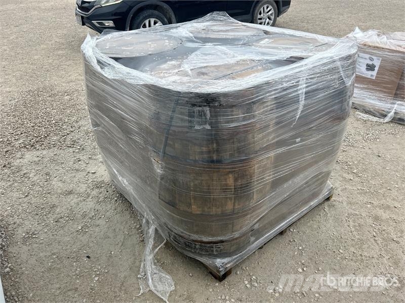  Quantity of (4) Whiskey Barrels Outros componentes