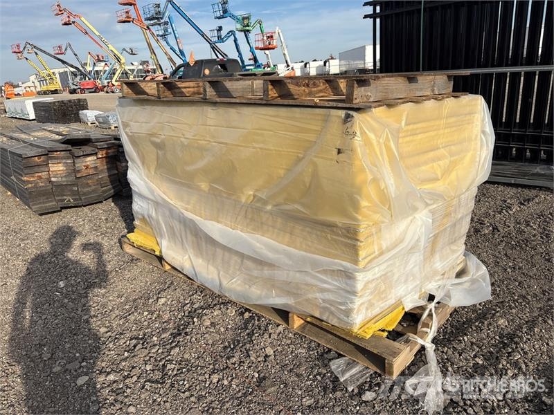  Quantity of (46) 1 in x 4 in x 85 in Fiberglass In Treuils, palans et monte-charge