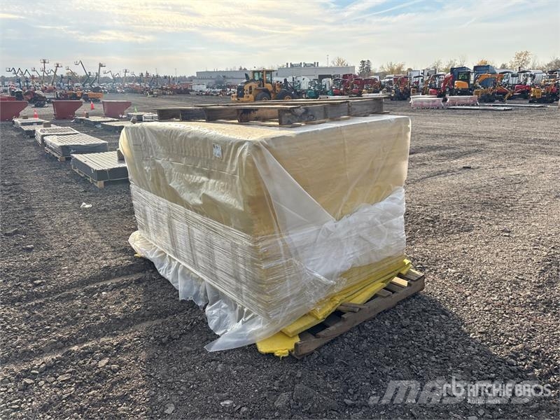  Quantity of (46) 1 in x 4 in x 85 in Fiberglass In Treuils, palans et monte-charge