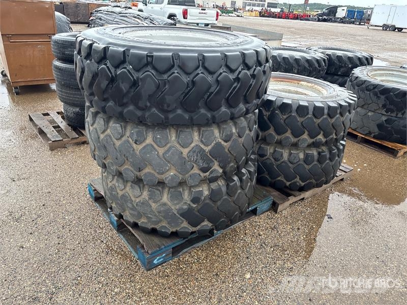  Quantity of (5) 15.5-25 Tires Pneus, roues et jantes