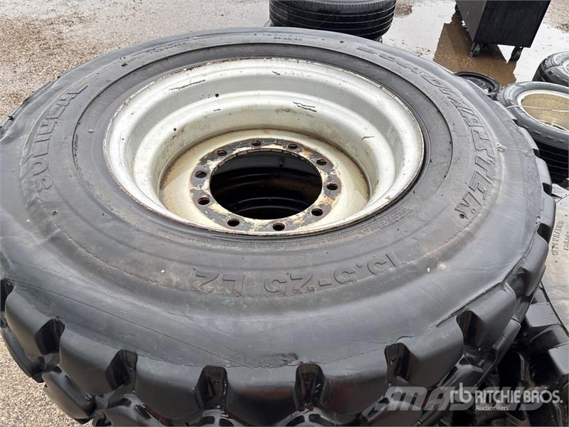  Quantity of (5) 15.5-25 Tires Pneus, roues et jantes