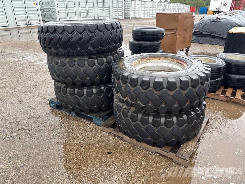  Quantity of (5) 15.5-25 Tires Pneus, roues et jantes