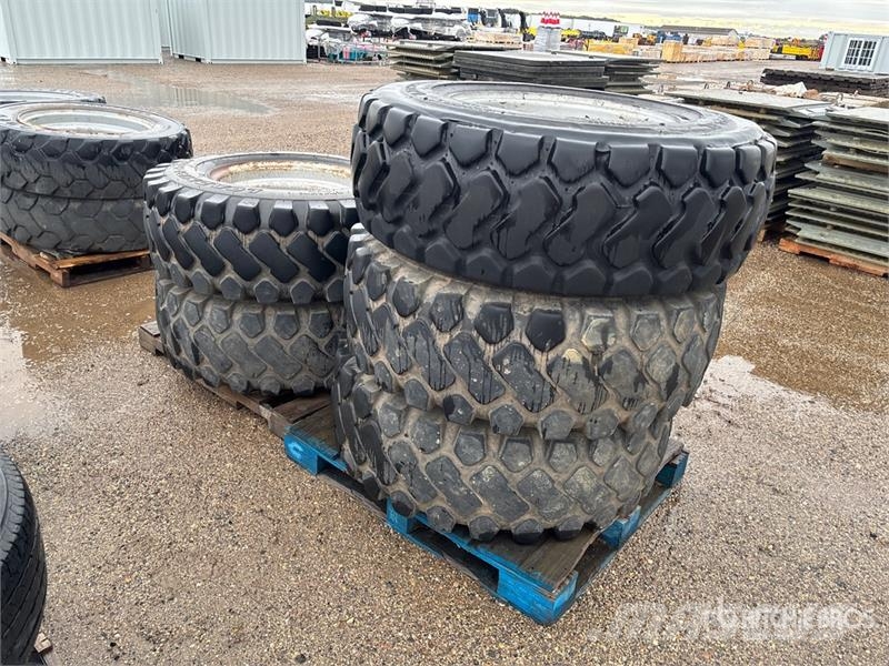  Quantity of (5) 15.5-25 Tires Pneus, roues et jantes