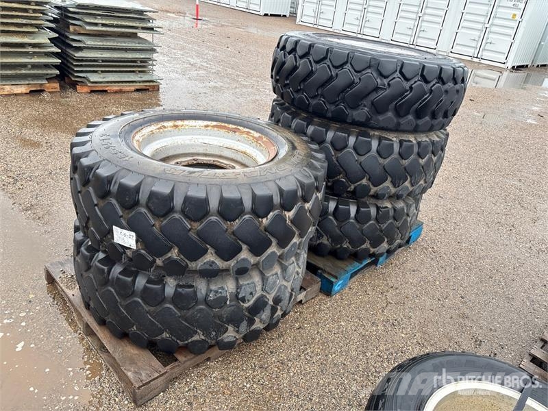  Quantity of (5) 15.5-25 Tires Pneus, roues et jantes