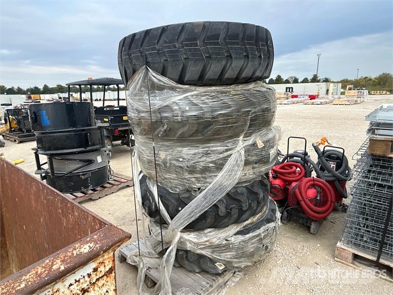  Quantity of (5) Mixed Foam Tires Banden, wielen en velgen