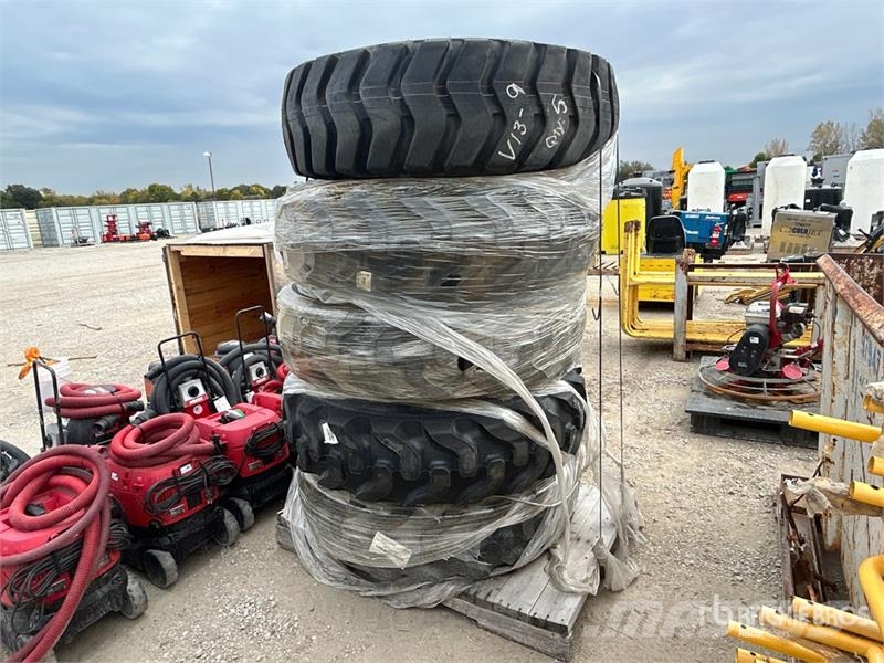  Quantity of (5) Mixed Foam Tires Banden, wielen en velgen