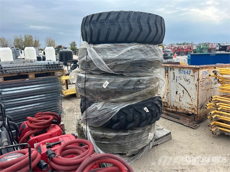  Quantity of (5) Mixed Foam Tires Banden, wielen en velgen