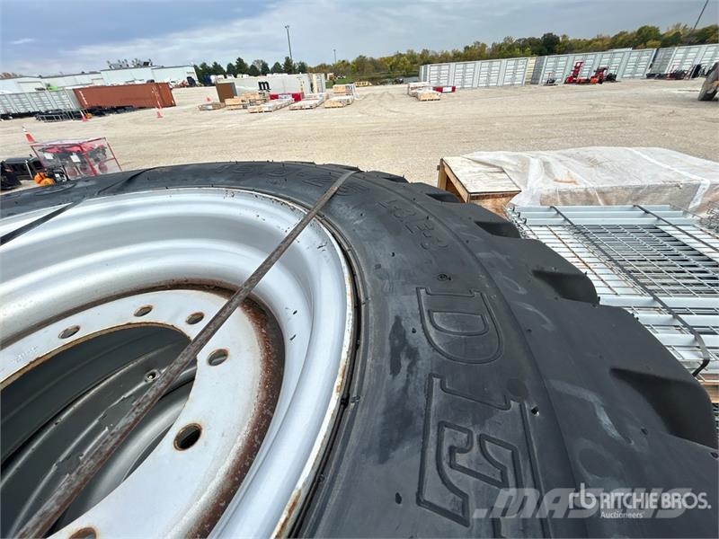  Quantity of (5) Mixed Foam Tires Banden, wielen en velgen