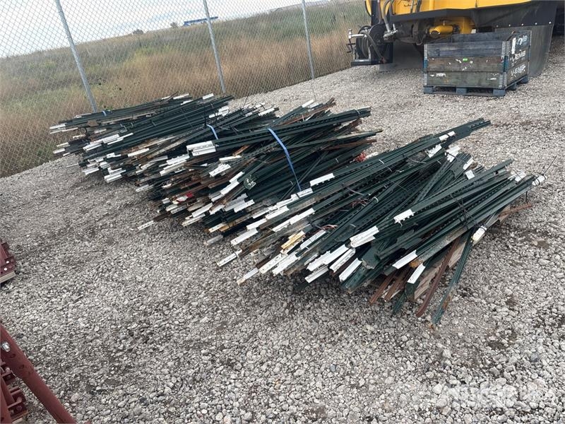 Quantity of (5) Pallets of of Studded T-Post Další