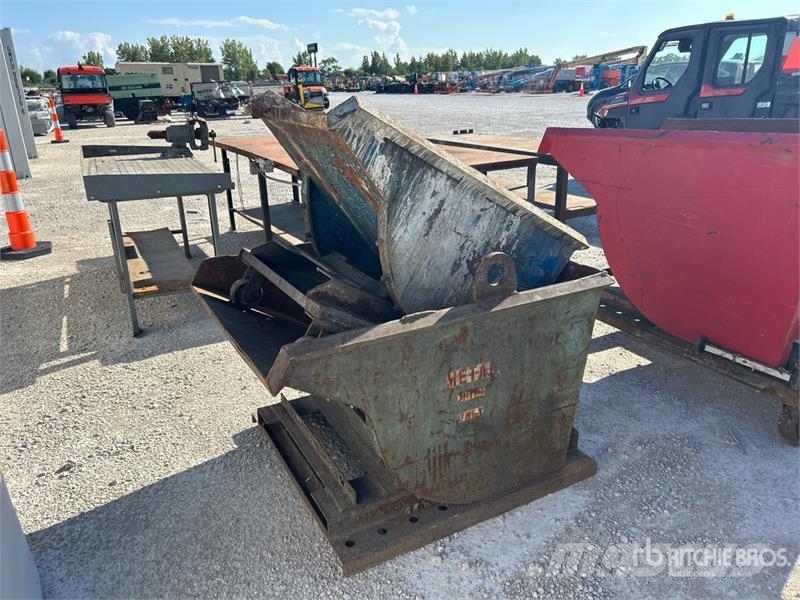 Quantity of (5) Self-Dumping Hopper Dėžės ir piltuvai