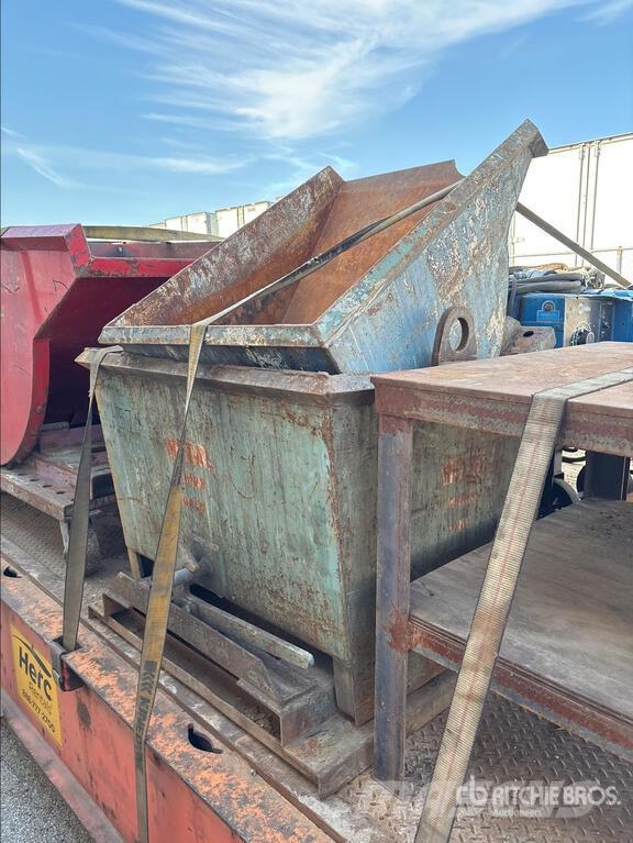 Quantity of (5) Self-Dumping Hopper Dėžės ir piltuvai