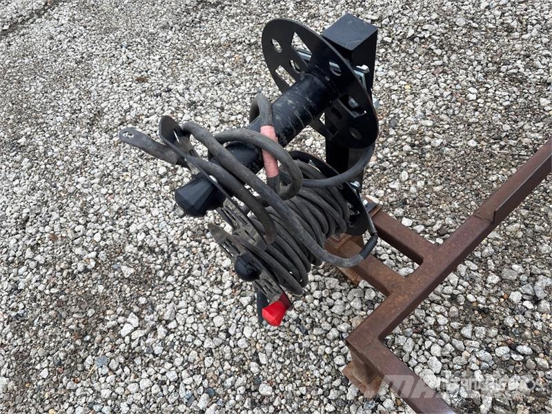  Quantity of (5) Steel Racks 吊車起重機、絞車吊貨機和物料升降機