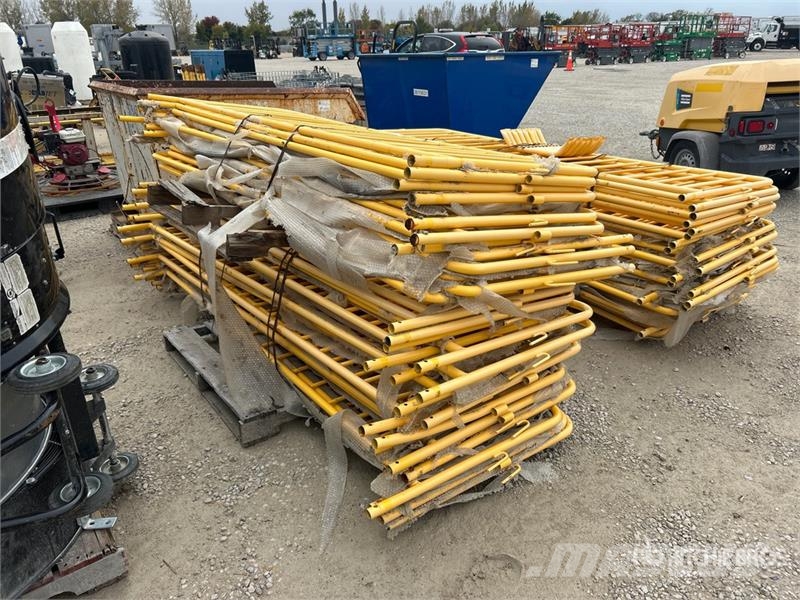 Quantity of (56) 8 ft 4 in x 3 ft Steel Livestock 其他畜牧業機械和配件