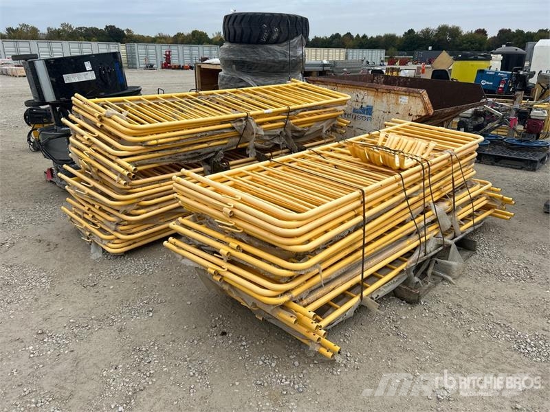 Quantity of (56) 8 ft 4 in x 3 ft Steel Livestock 其他畜牧業機械和配件