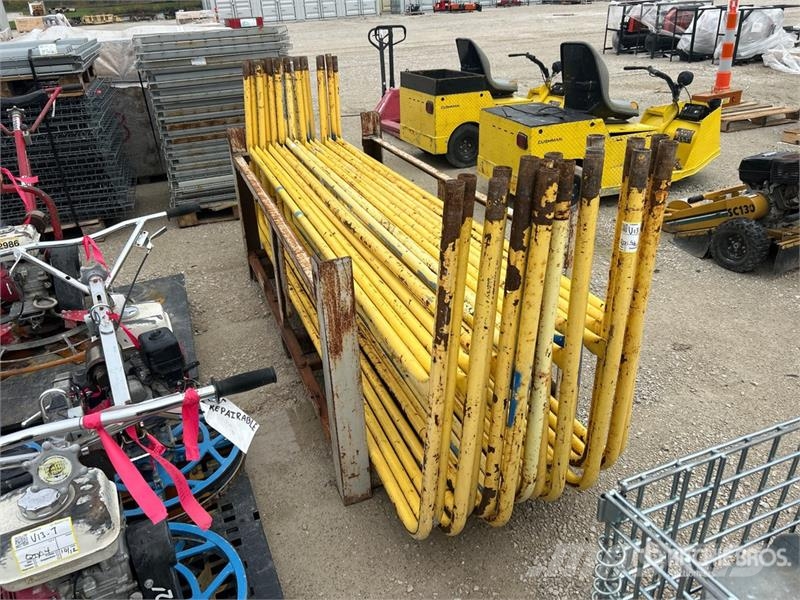 Quantity of (56) 8 ft 4 in x 3 ft Steel Livestock 其他畜牧業機械和配件