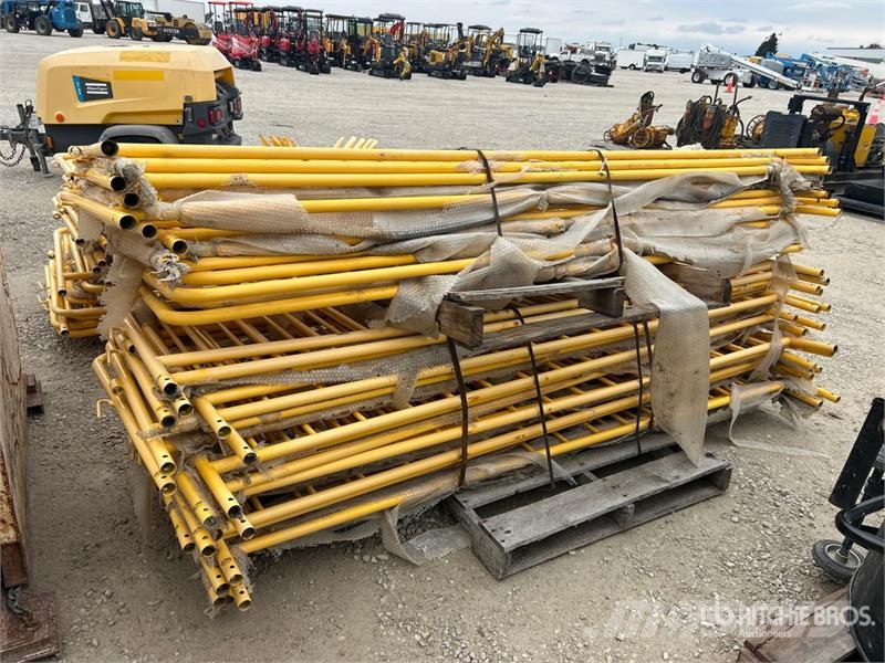 Quantity of (56) 8 ft 4 in x 3 ft Steel Livestock 其他畜牧業機械和配件