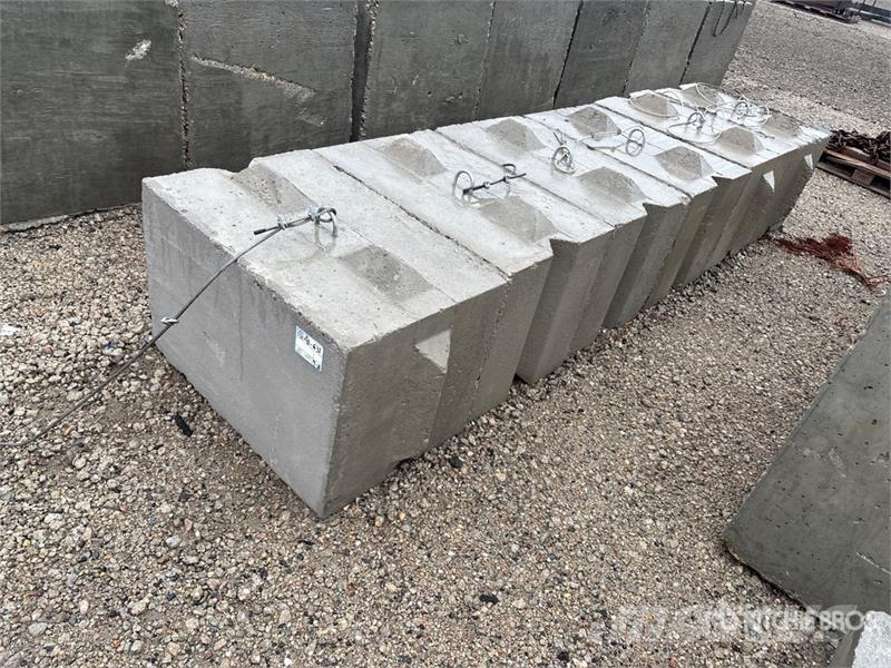 Quantity of (6) Concrete Blocks Būvniecība- Citi