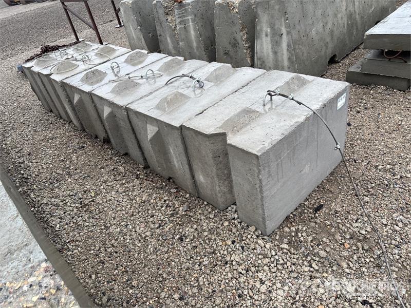 Quantity of (6) Concrete Blocks Būvniecība- Citi