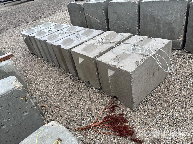 Quantity of (6) Concrete Blocks Būvniecība- Citi