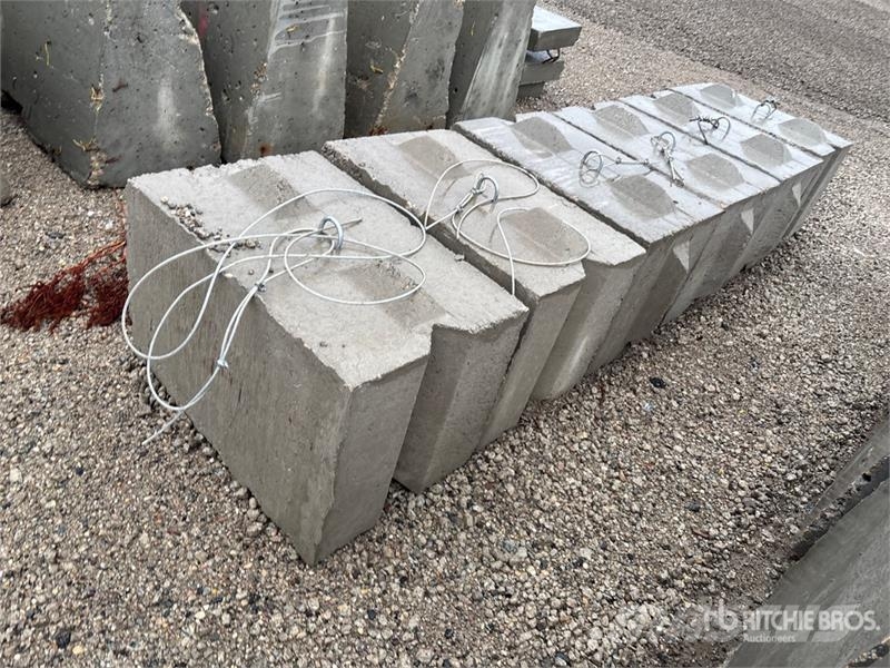 Quantity of (6) Concrete Blocks Būvniecība- Citi