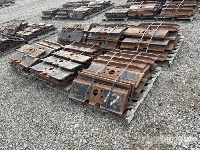 Quantity of (6) Pallets of Excavator Pads Otros componentes