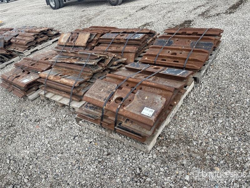  Quantity of (6) Pallets of Excavator Pads Otros componentes