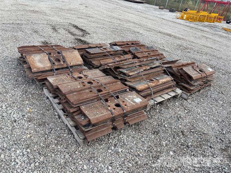  Quantity of (6) Pallets of Excavator Pads Otros componentes