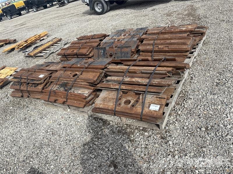 Quantity of (6) Pallets of Excavator Pads Otros componentes