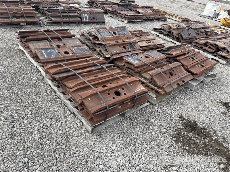  Quantity of (6) Pallets of Excavator Pads Otros componentes