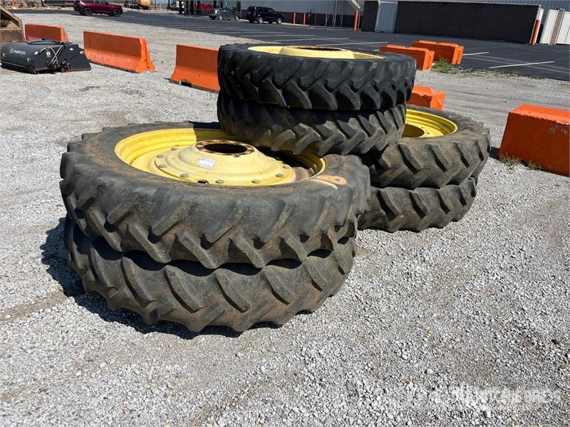 Quantity of (6) Wheels & Tires - Fits John Deere 8 Ruedas