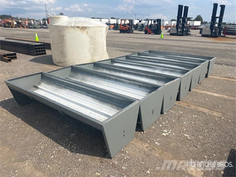  Quantity of (7)  Kit Containers CF-90-V Livestock  Hranilnice živine