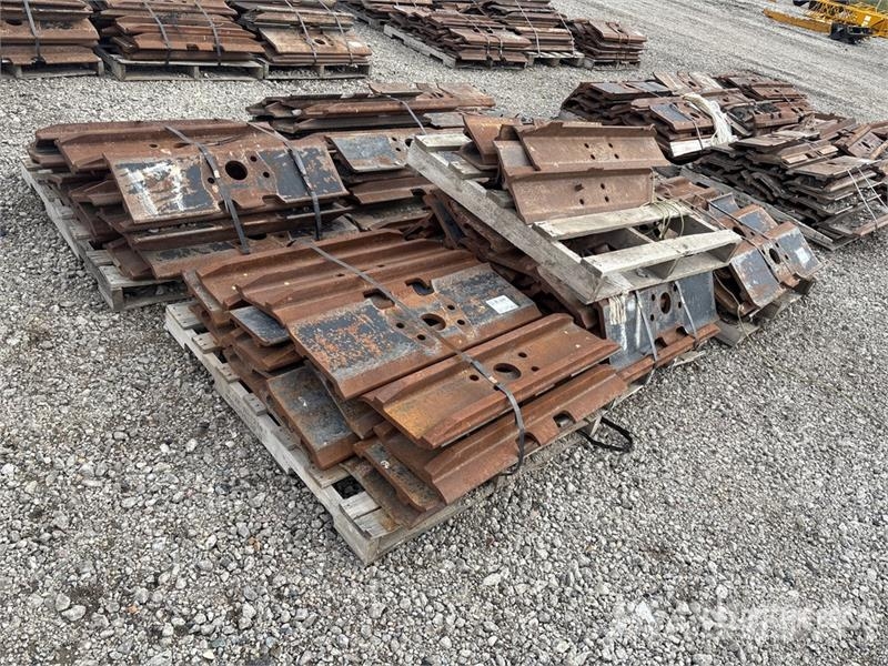  Quantity of (7) Pallets of Excavator Pads Otros componentes