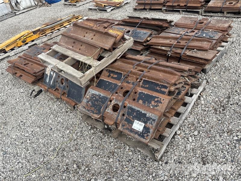  Quantity of (7) Pallets of Excavator Pads Otros componentes