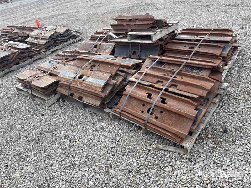  Quantity of (7) Pallets of Excavator Pads Otros componentes