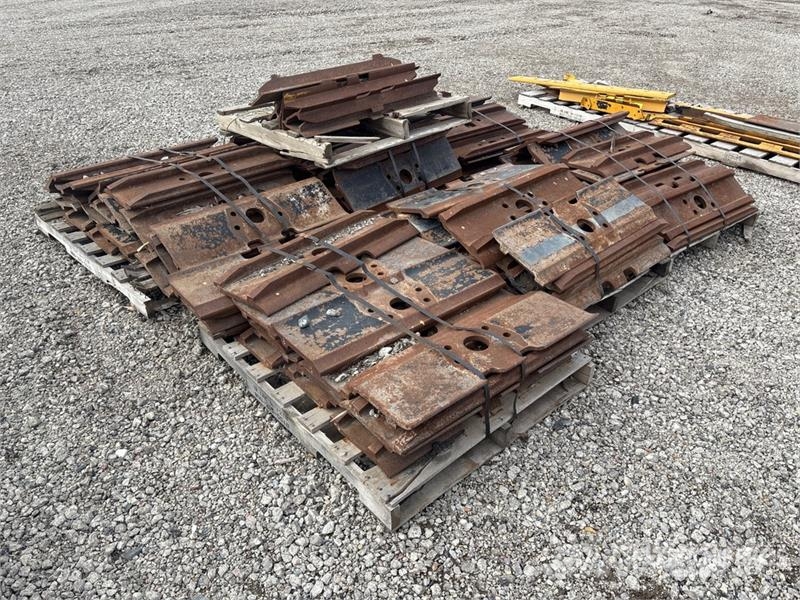 Quantity of (7) Pallets of Excavator Pads Otros componentes
