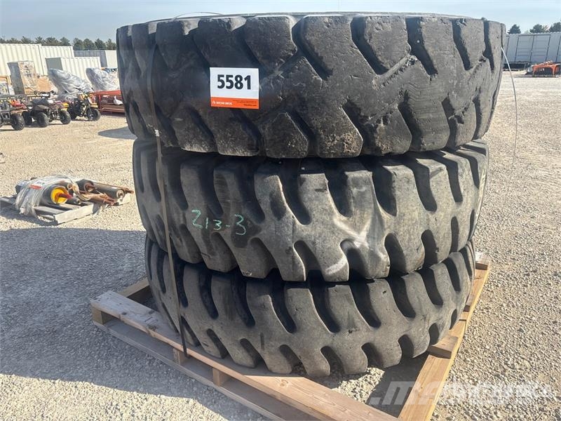 Quantity of (7) Solid Rubber Tires Gume, točkovi i felne