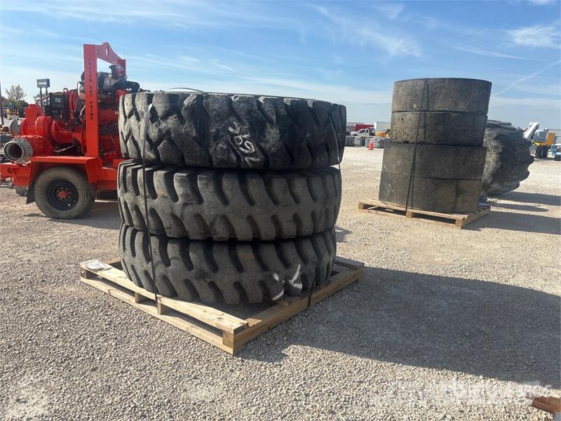 Quantity of (7) Solid Rubber Tires Gume, točkovi i felne