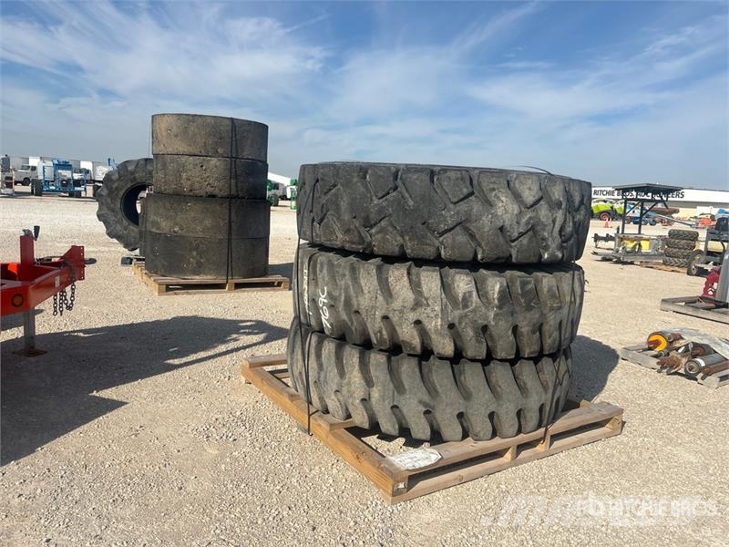 Quantity of (7) Solid Rubber Tires Gume, točkovi i felne