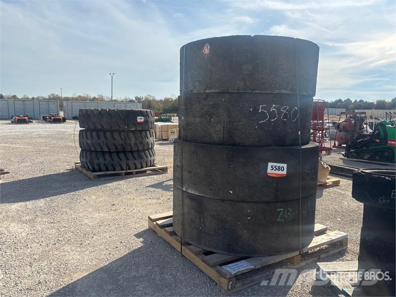 Quantity of (7) Solid Rubber Tires Gume, točkovi i felne