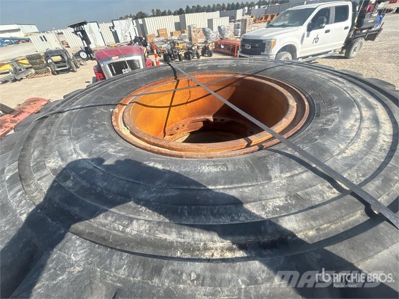 Quantity of (7) Solid Rubber Tires Gume, točkovi i felne